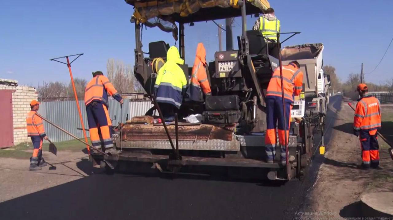 В селах Энгельсского района ремонтируют дороги и дворы